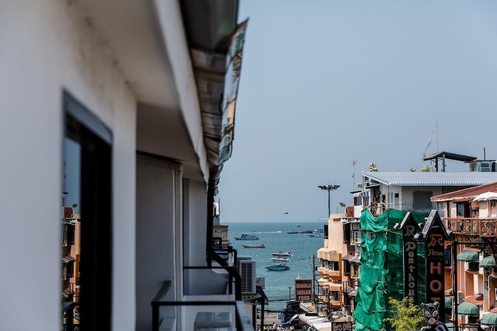The Classroom Hotel Pattaya Exteriör bild