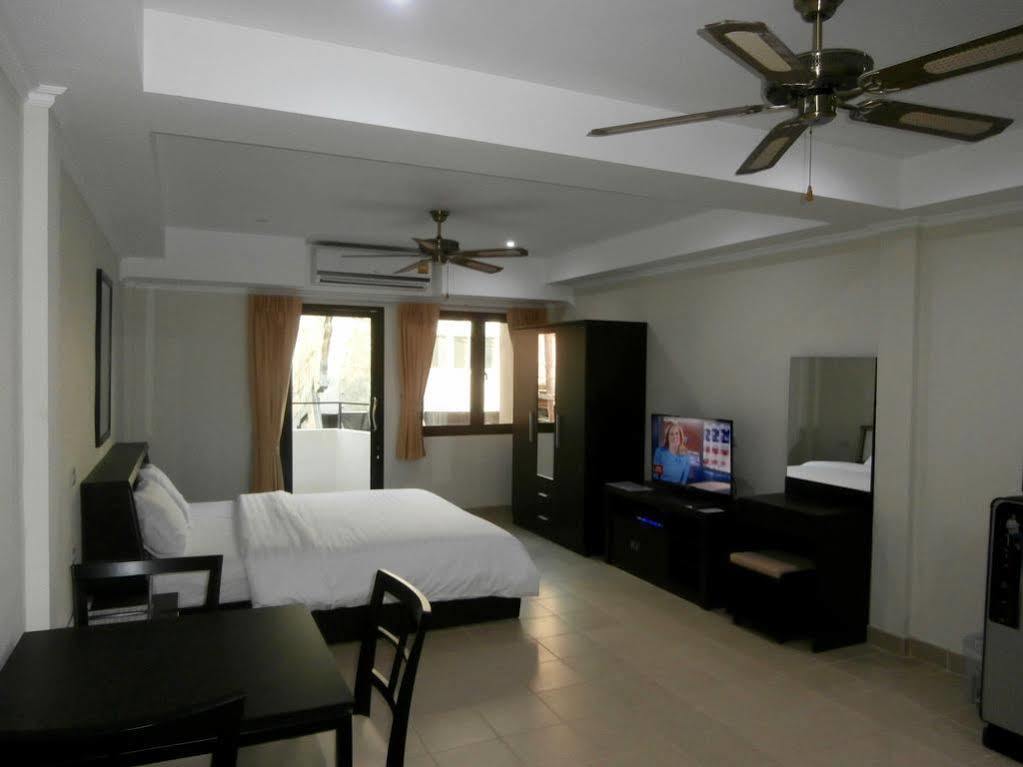 The Classroom Hotel Pattaya Exteriör bild