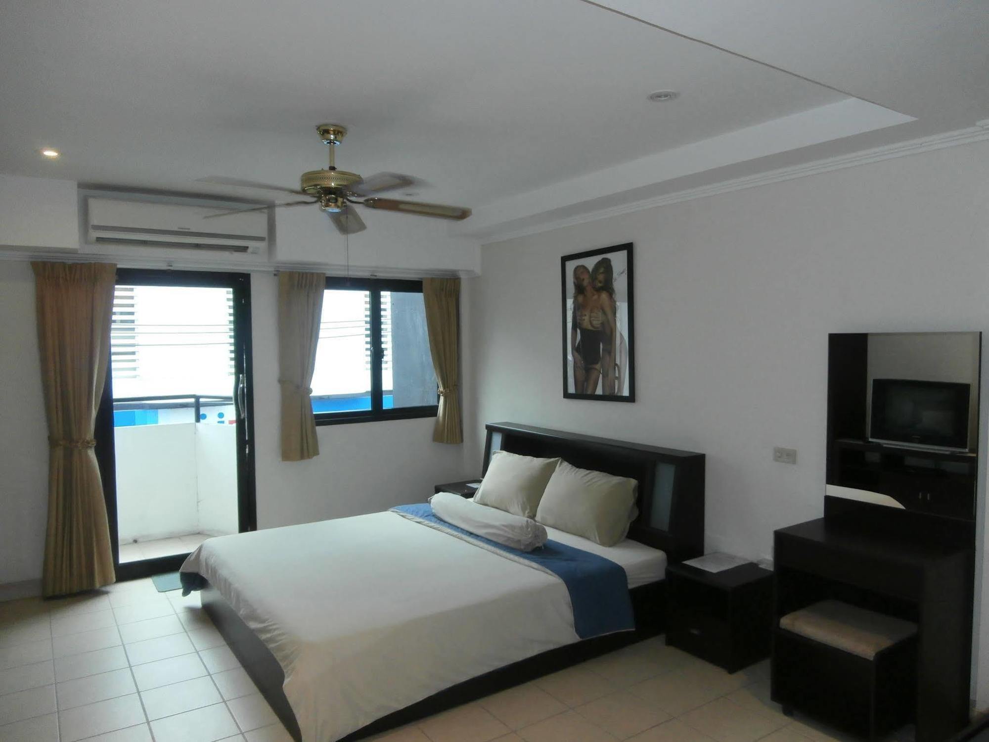 The Classroom Hotel Pattaya Exteriör bild