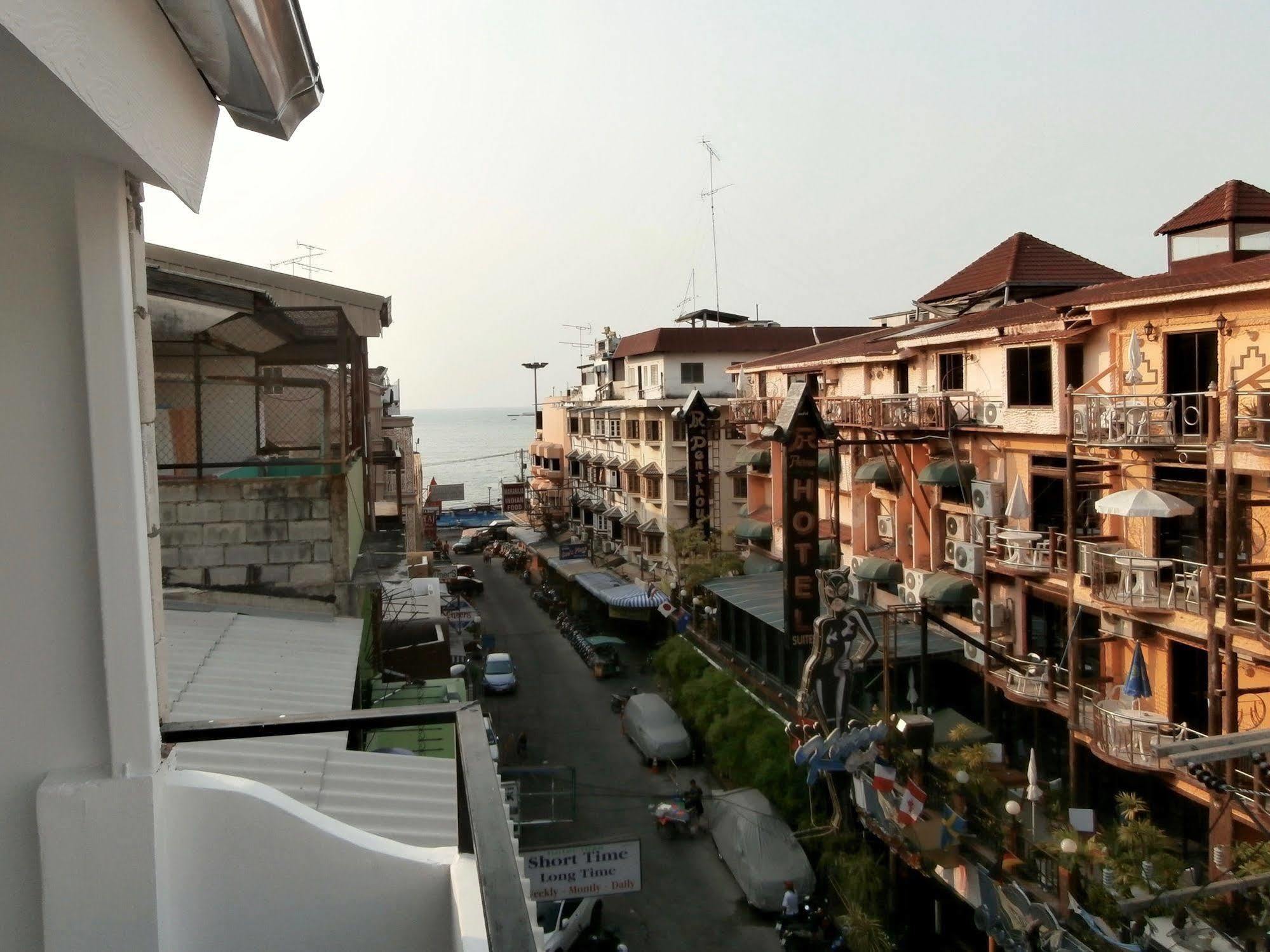 The Classroom Hotel Pattaya Exteriör bild