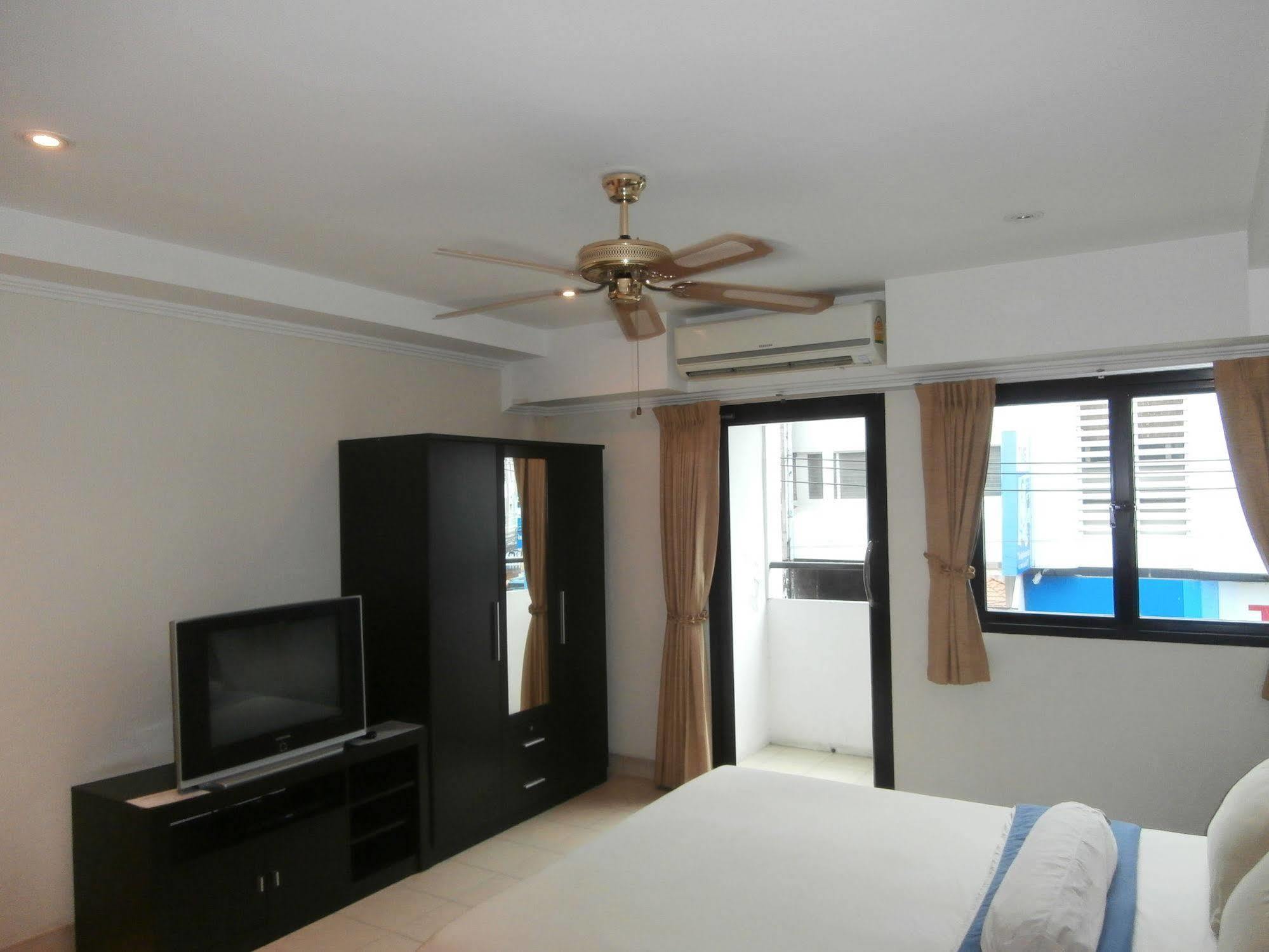 The Classroom Hotel Pattaya Exteriör bild