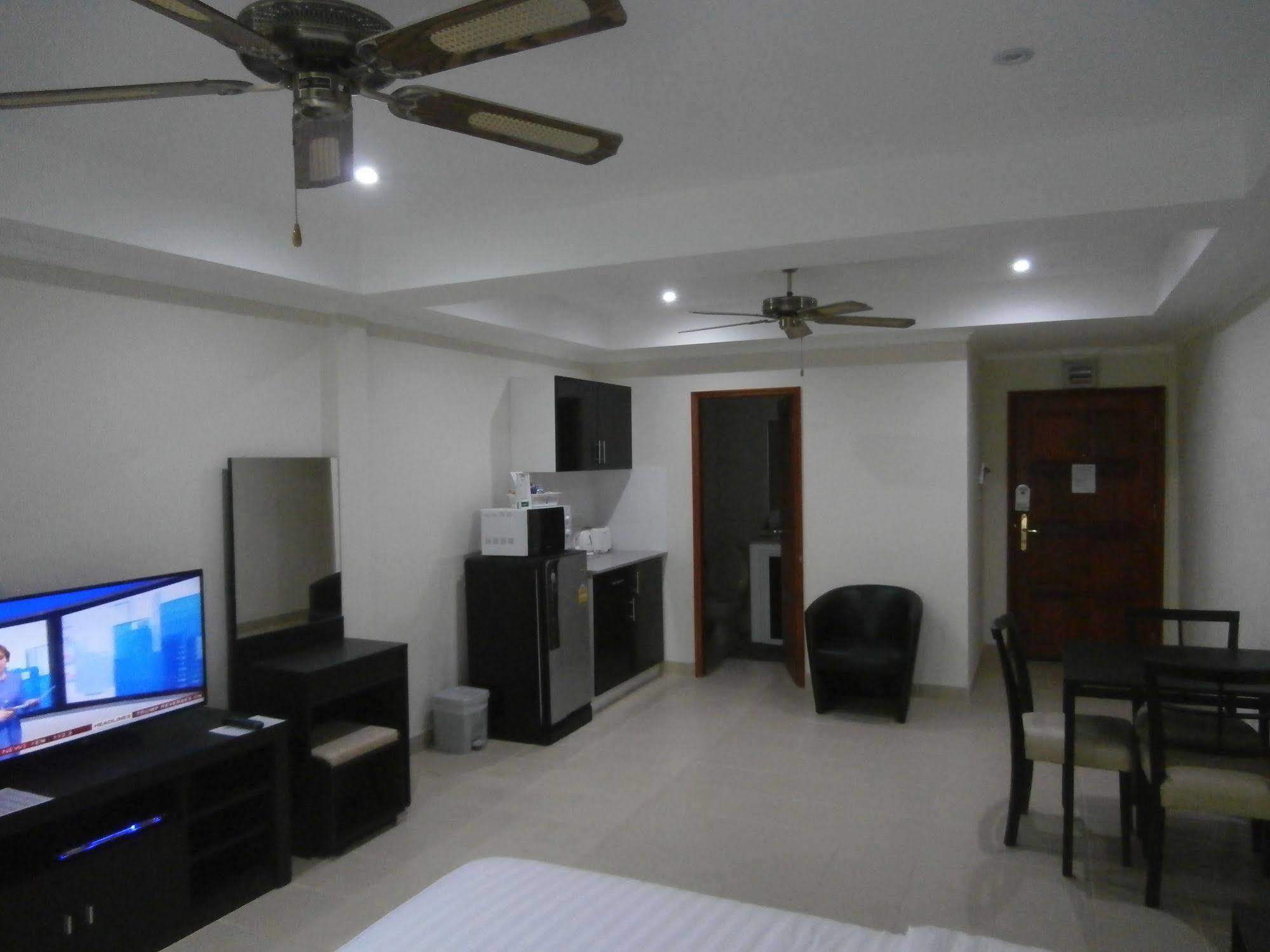 The Classroom Hotel Pattaya Exteriör bild
