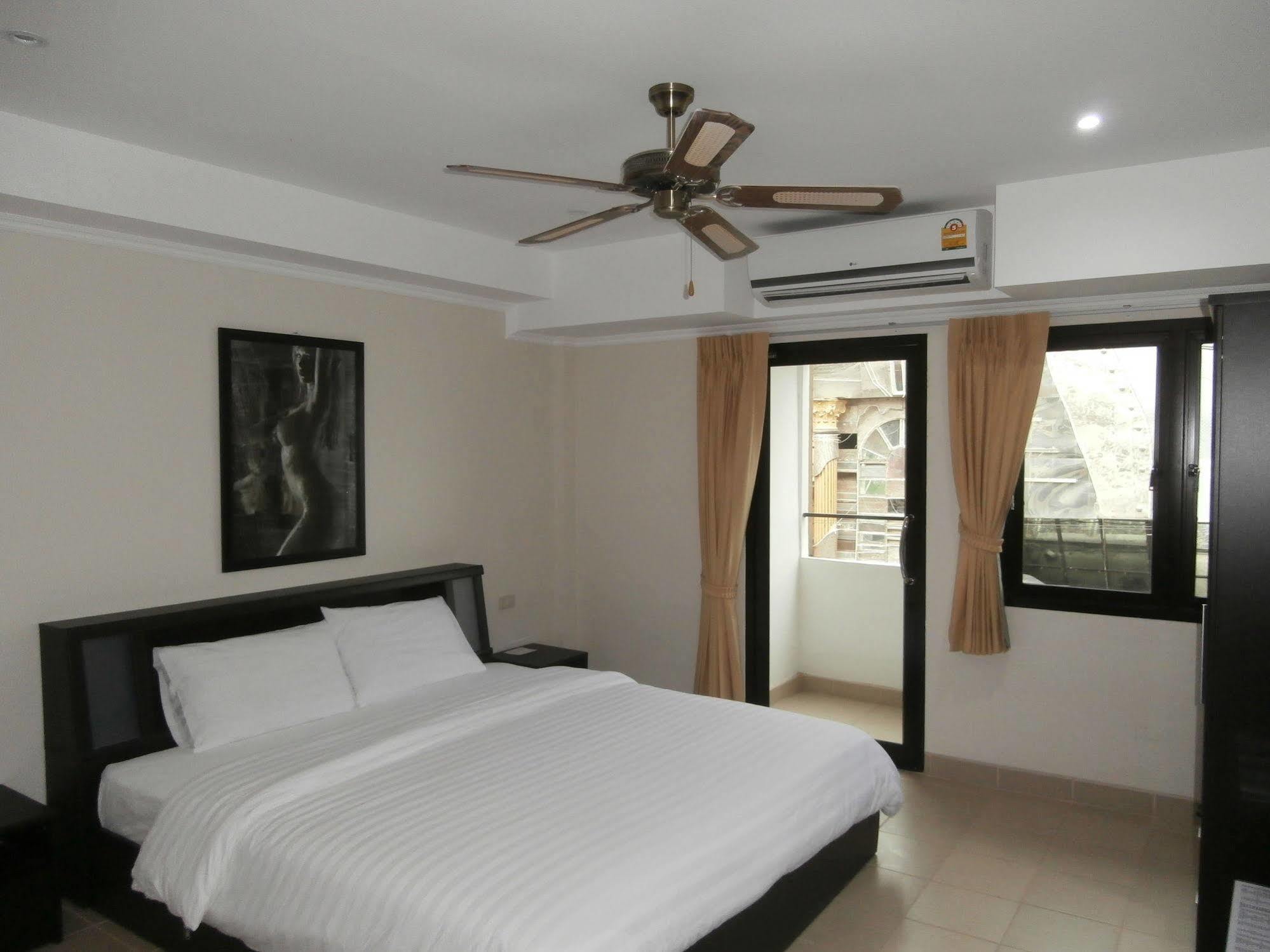 The Classroom Hotel Pattaya Exteriör bild